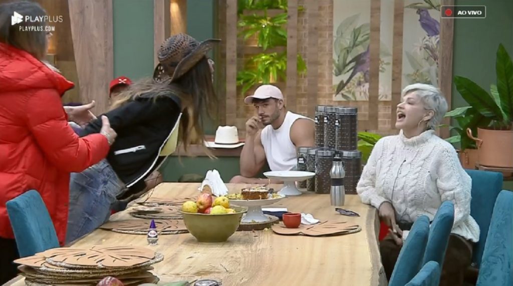 Drika e Andréa discutindo em A Fazenda 11