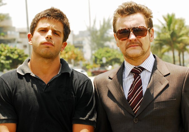 Zeca (Duda Nagle) era solapado pelo pai (Antonio Calloni) em Caminho das Índias (Divulgação / Globo)