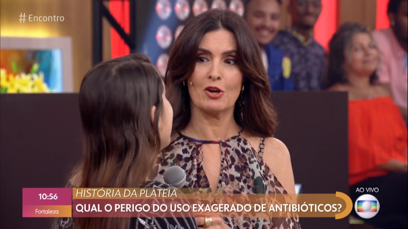 Fátima Bernardes no Encontro com participante da plateia