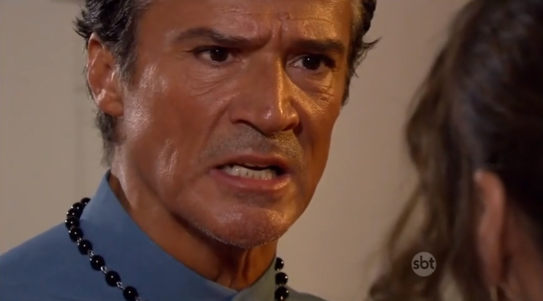 Padre Lupe é surpreendido com a volta da mãe de Gael (Reprodução: SBT)