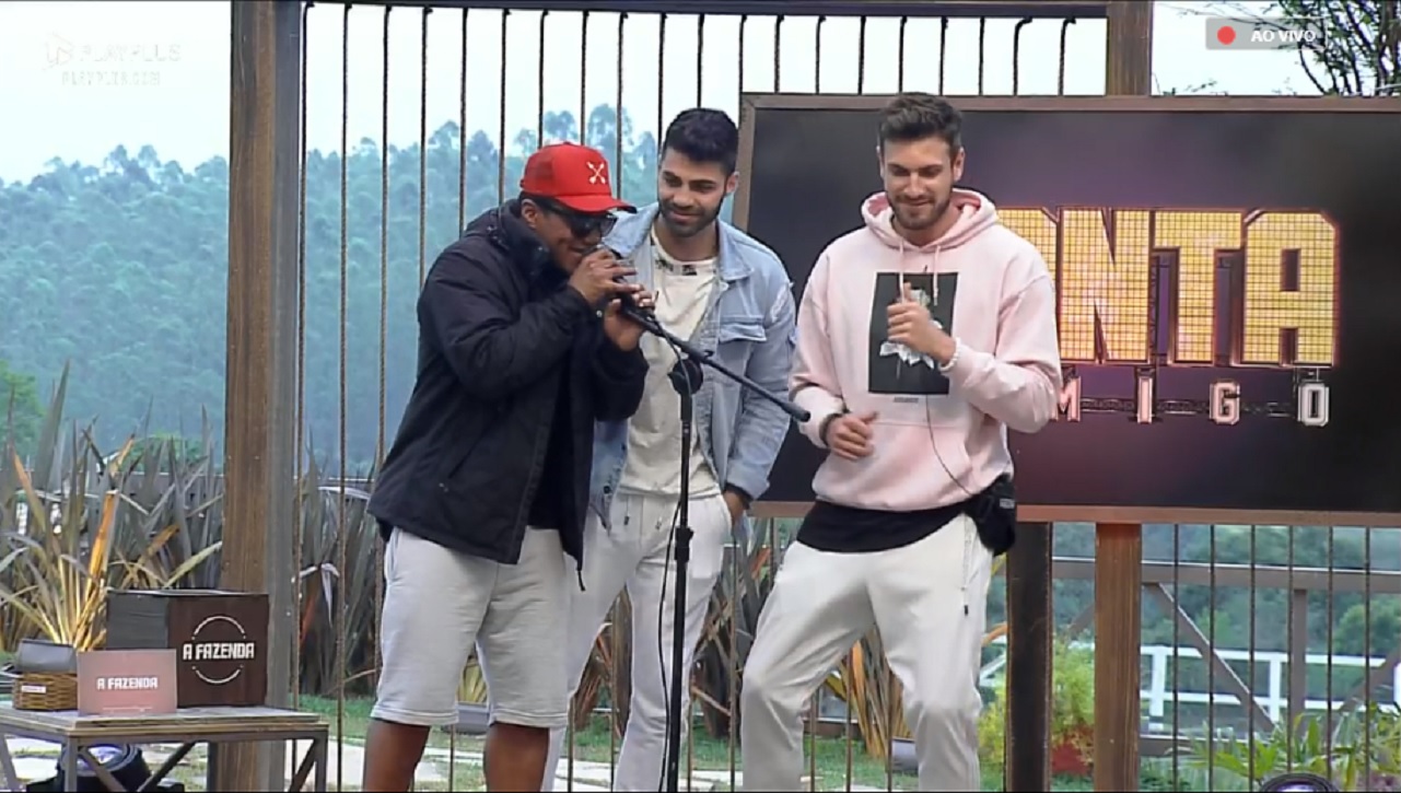 Phellipe, Netto e Guilherme cantando em A Fazenda 11