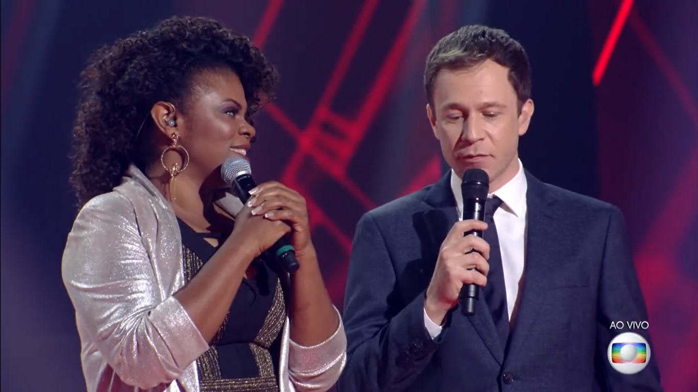 Marta Souza, participante do The Voice Brasil, e Tiago Leifert