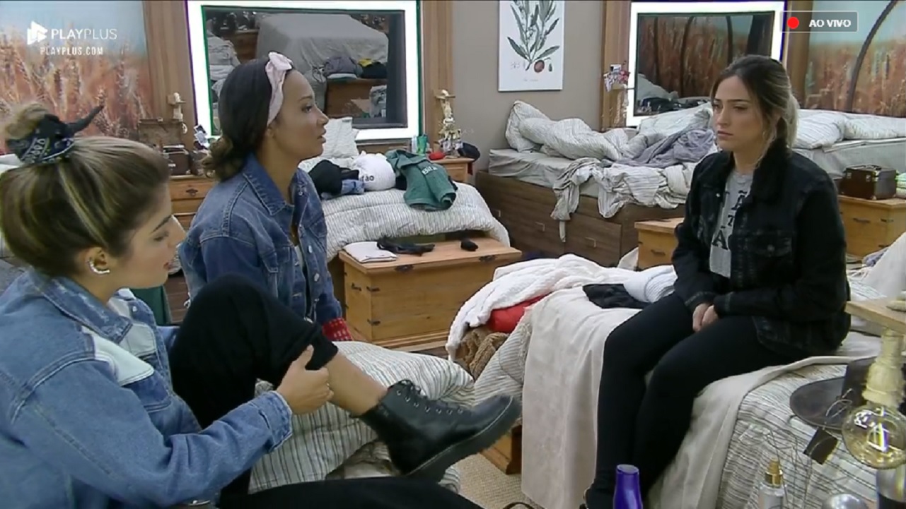 Hariany, Drika e Tati no quarto em A Fazenda 11