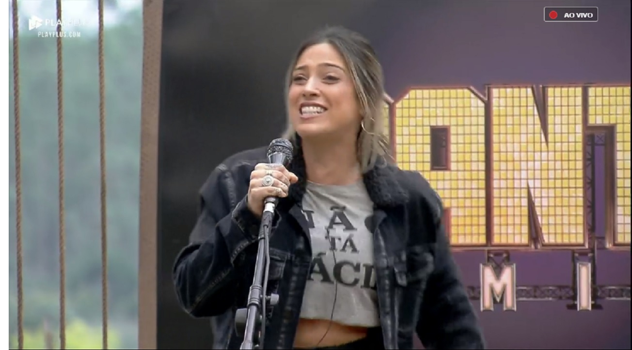 Tati Dias cantando em A Fazenda 11