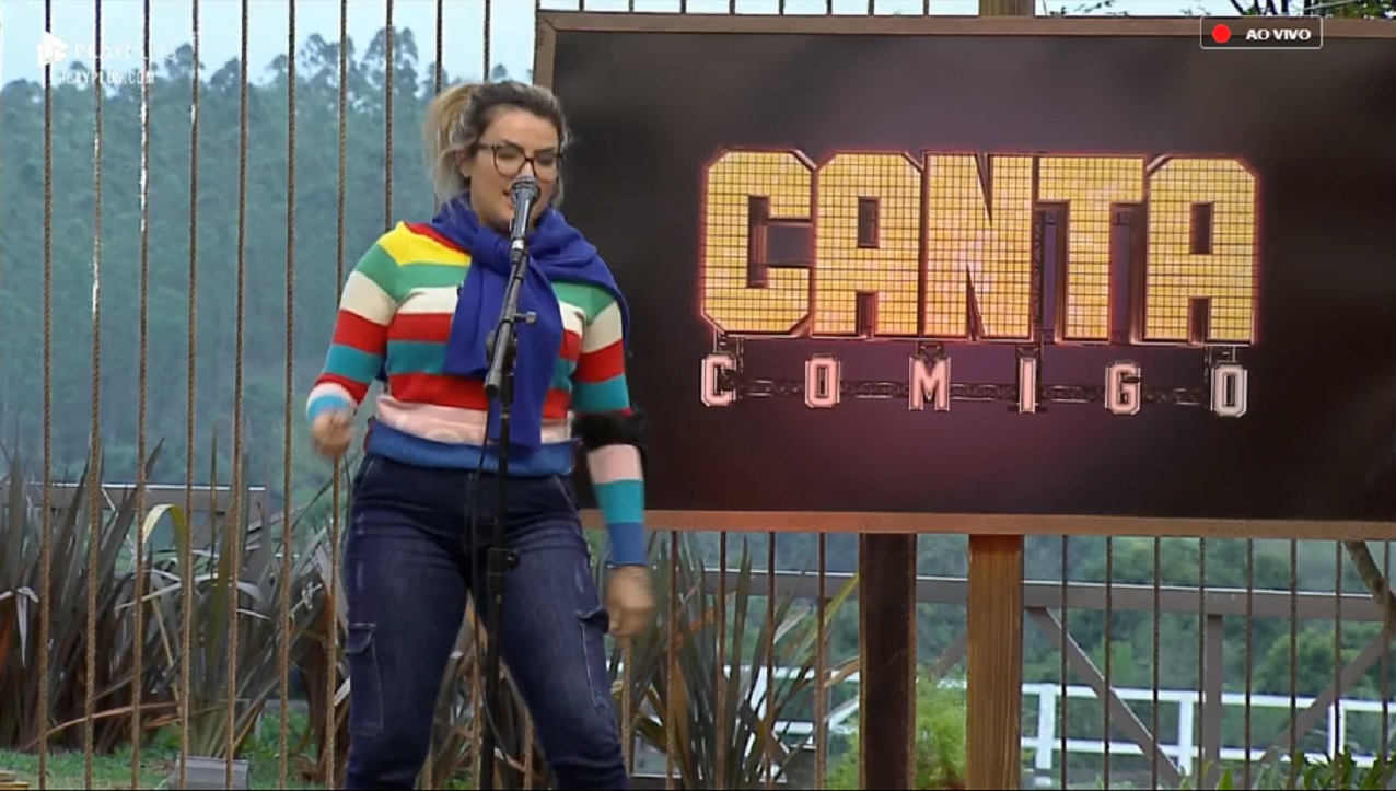 Thayse Teixeira cantando em A Fazenda 11
