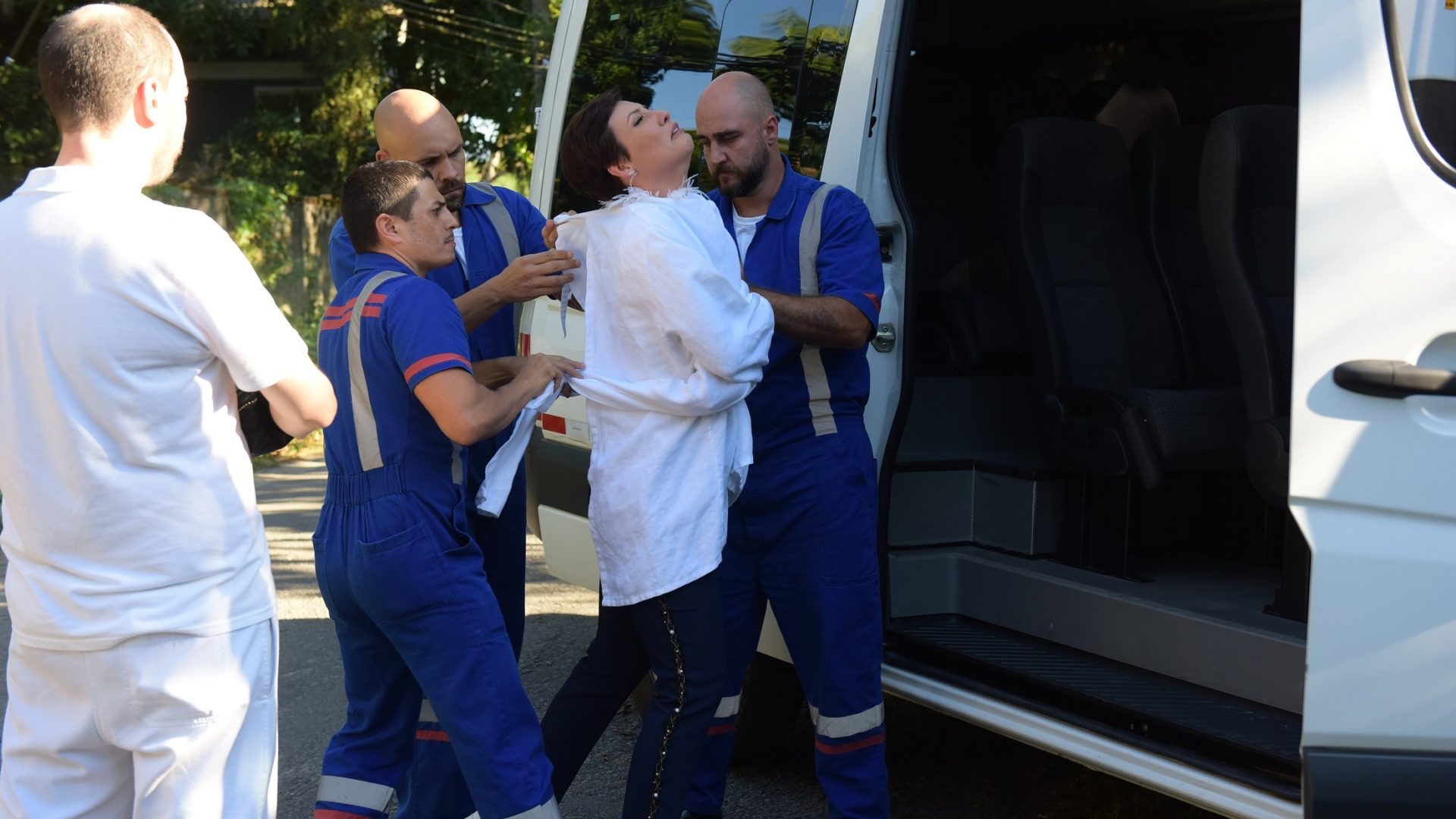 Sophia (Camila Rodrigues) sendo internada em Topíssima