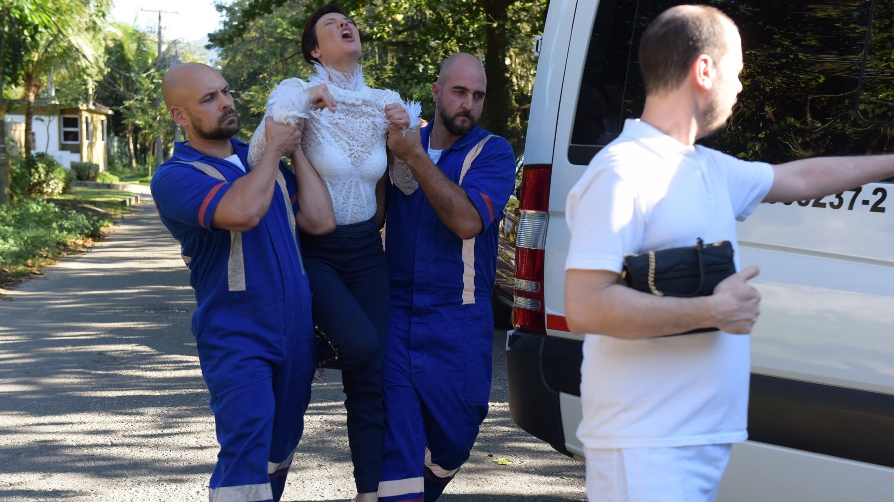Sophia (Camila Rodrigues) sendo levada para clínica em Topíssima