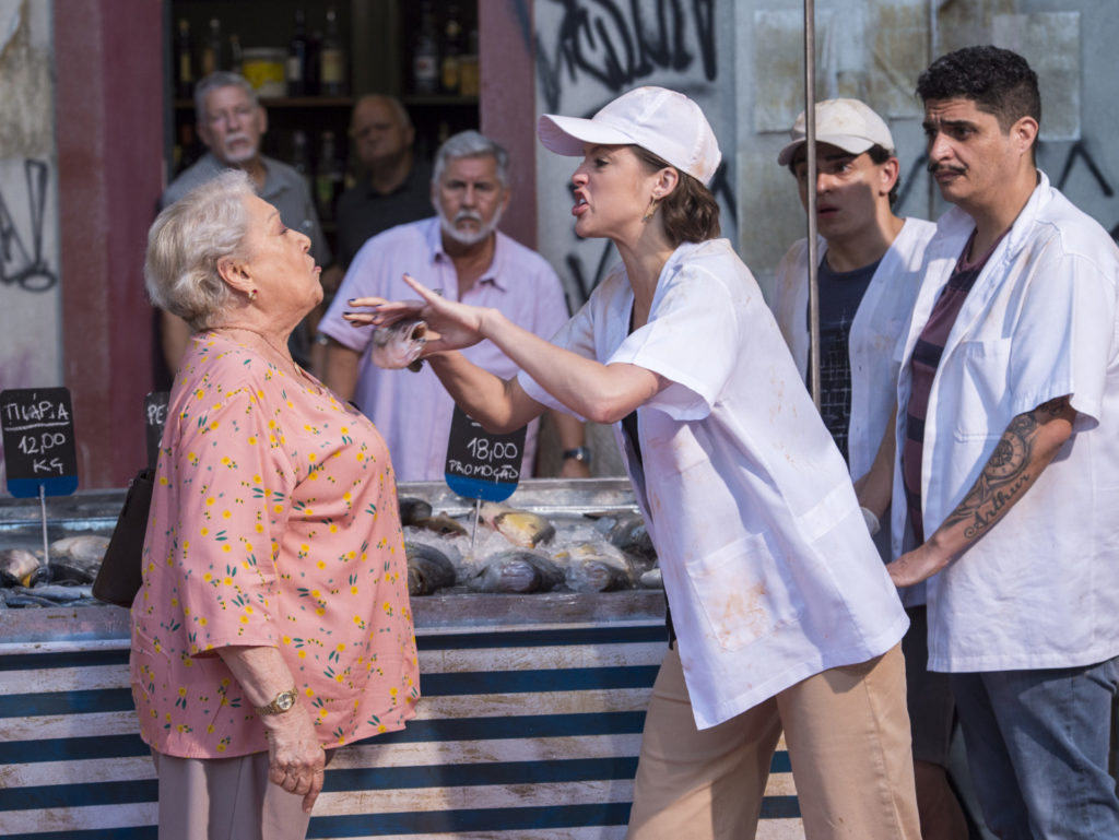 Josiane (Agatha Moreira) na barraca discutindo com Marlene (Suely Franco) em A Dona do Pedaço
