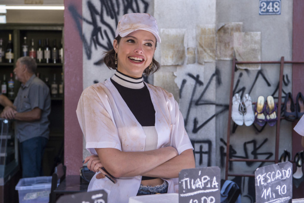 Josiane (Agatha Moreira) na barraca da feira em A Dona do Pedaço