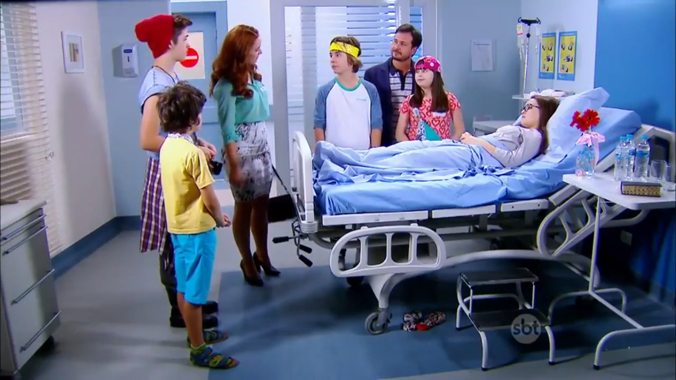 Amigos visitam Manuela no Hospital.
