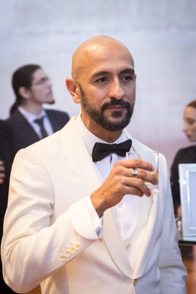 Álvaro (Irandhir Santos) em Amor de Mãe
