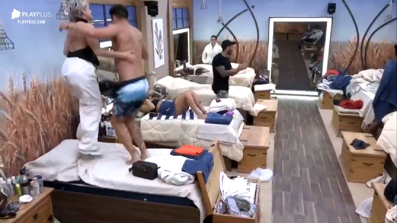 Andréa e Guilherme pulando na cama em A Fazenda 11
