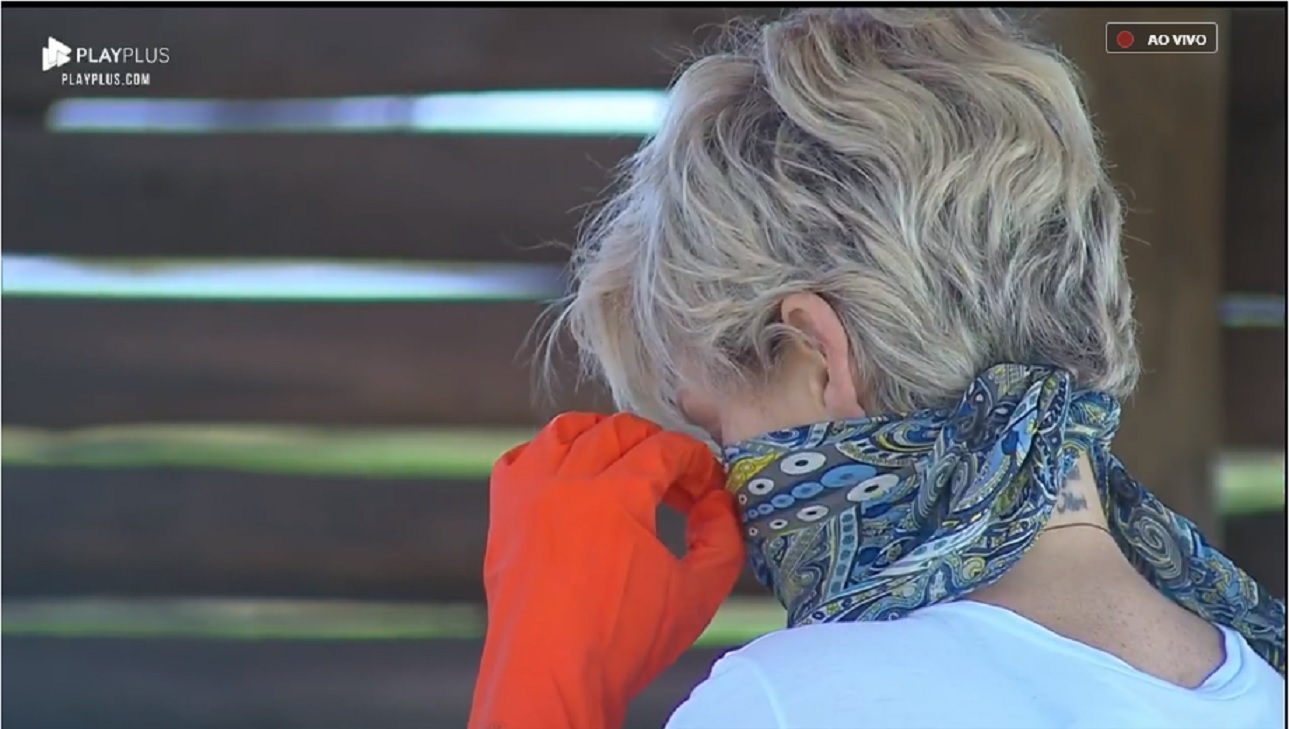 Andréa Nóbrega cuidando dos porcos em A Fazenda 11