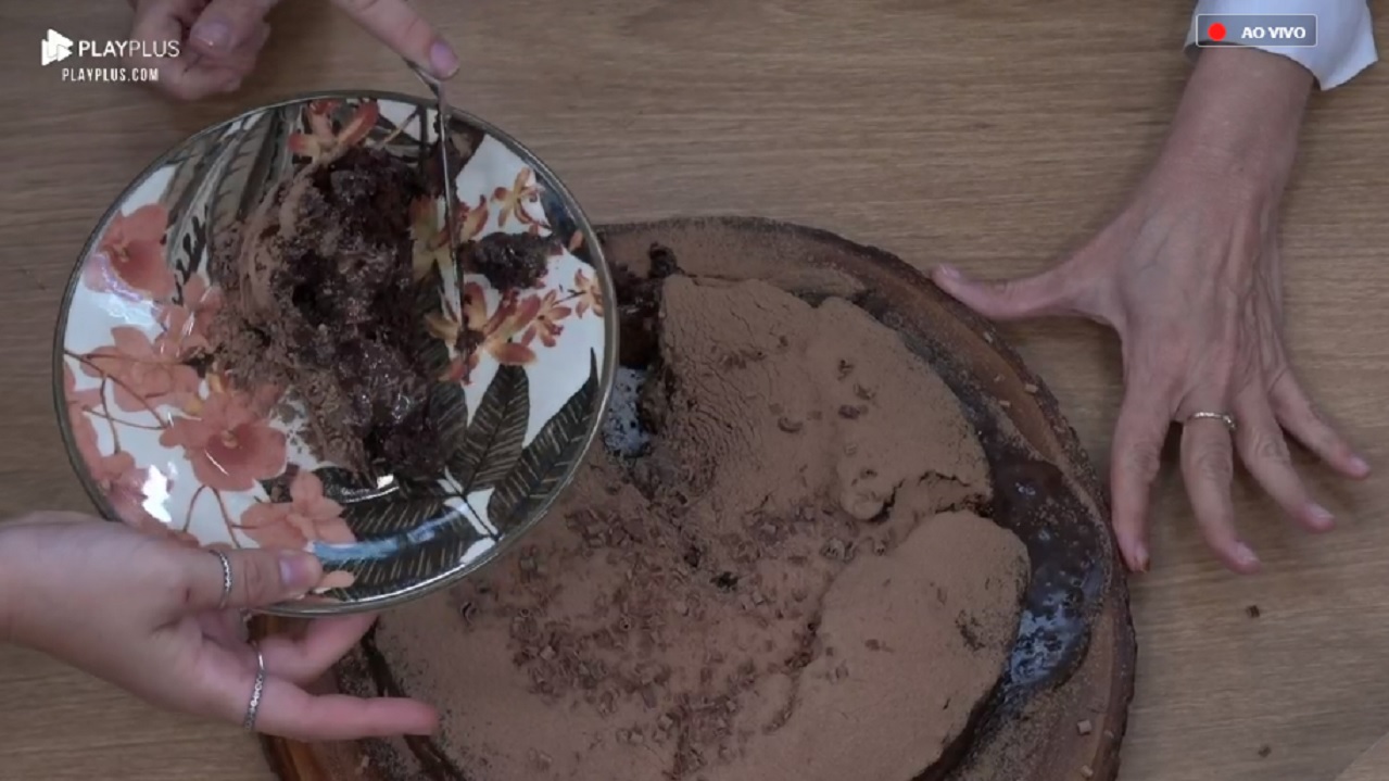 Bifão prepara bolo de brigadeiro para comemorar aniversário de Andréa em A Fazenda 11