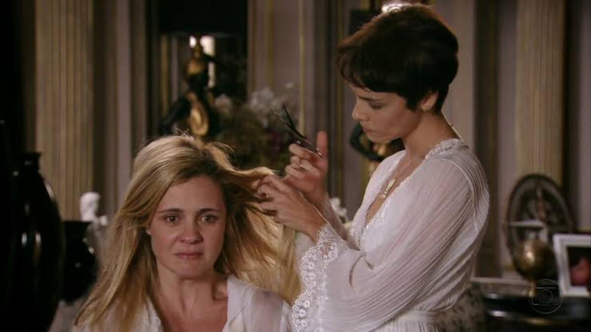Carminha (Adriana Esteves) e Nina (Débora Falabella) de Avenida Brasil