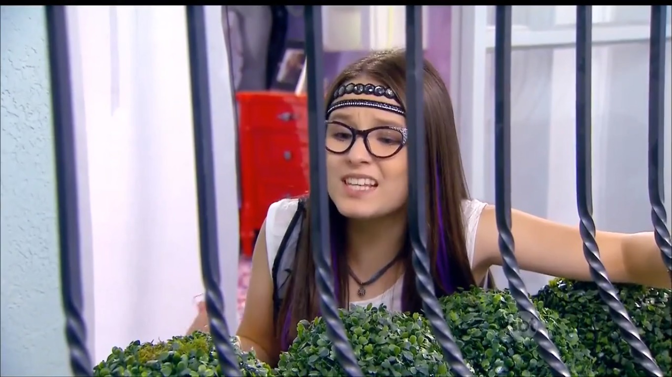 Larissa Manoela em cena de Cúmplices de um Resgate.