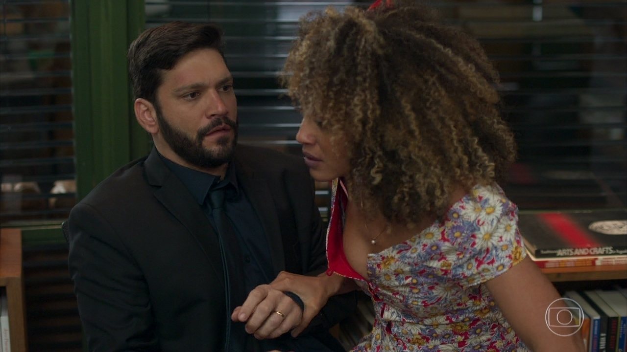 Diogo (Armando Babaioff) e Gisele (Sheron Menezzes) em Bom Sucesso