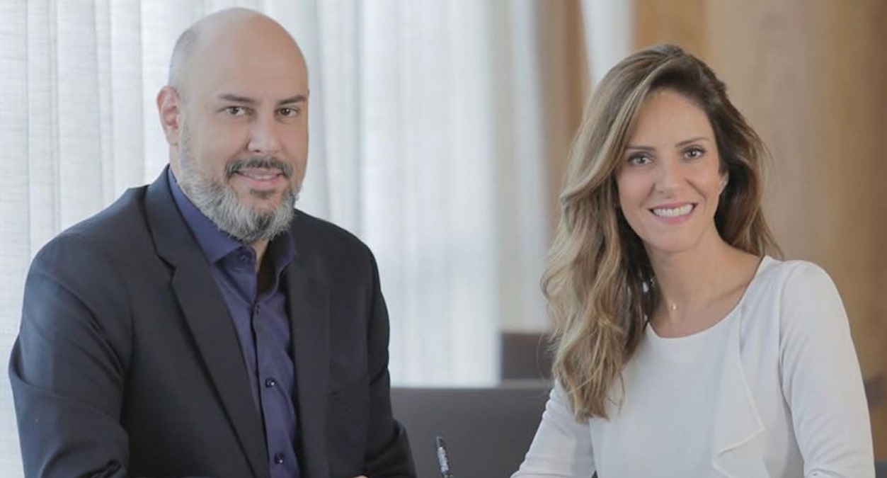 Douglas Tavolaro, CEO da CNN Brasil, com Monalisa Perrone saiu da Globo para fechar com a emissora: dificuldade em negociações com a Sky (Divulgação/CNN Brasil)