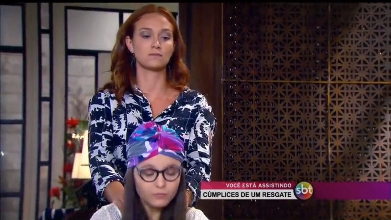 Regina (Maria Pinna) e Manuela (Larissa Manoela) em Cúmplices de um Resgate.
