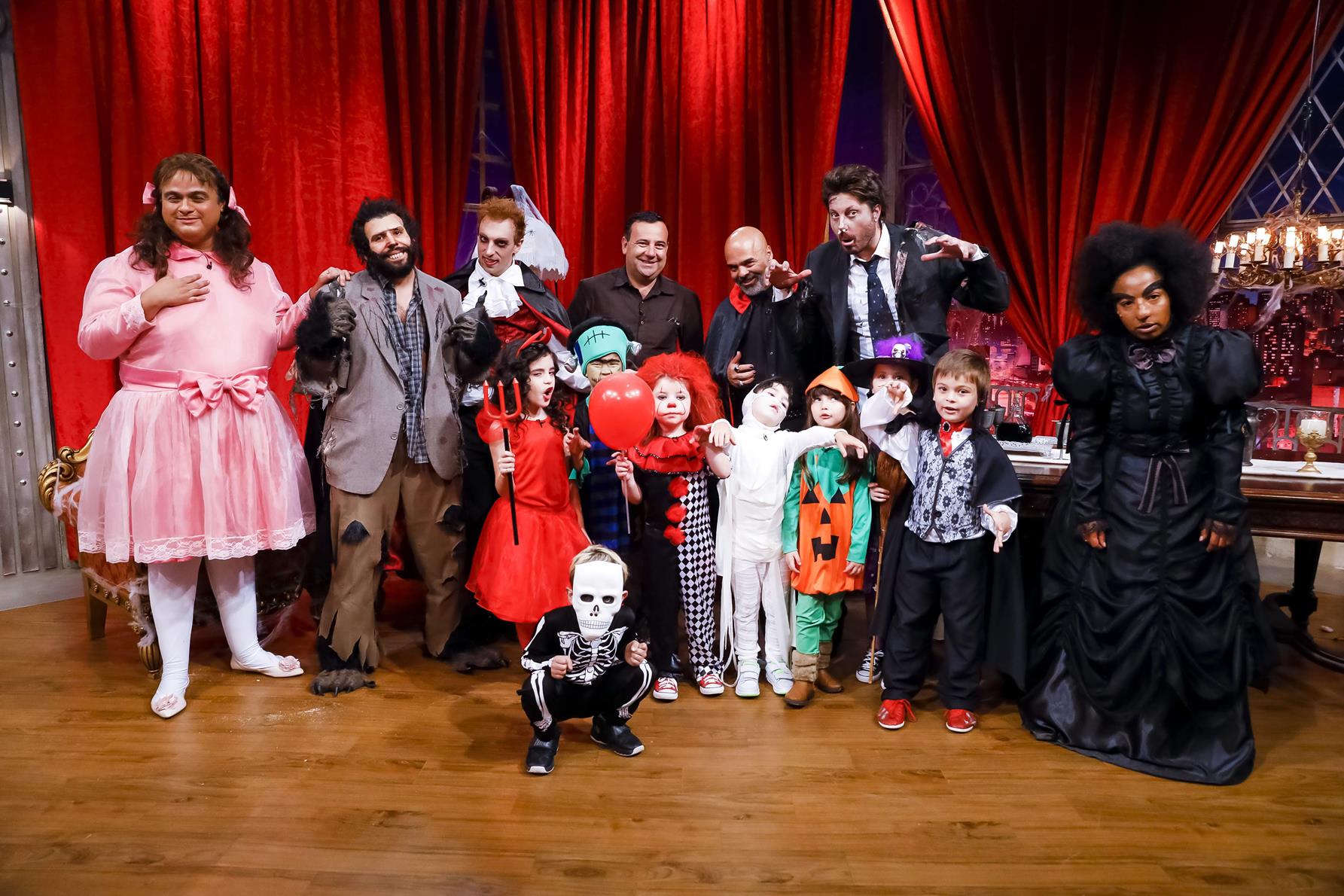Diguinho, Murilo, Léo, Valter, Marcos, Danilo e Ju com as crianças do Leite Show.
