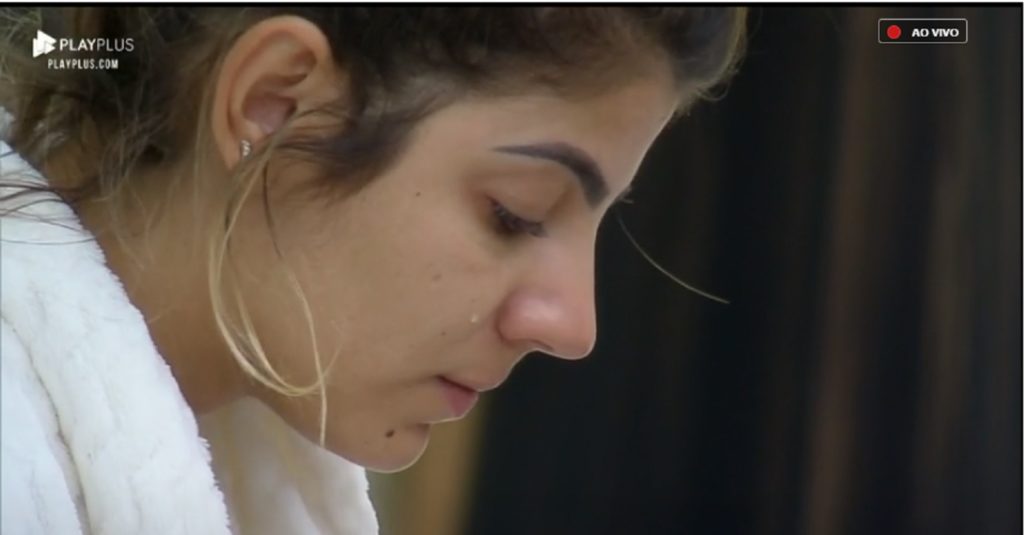 Hariany Almeida cai no choro em A Fazenda 11