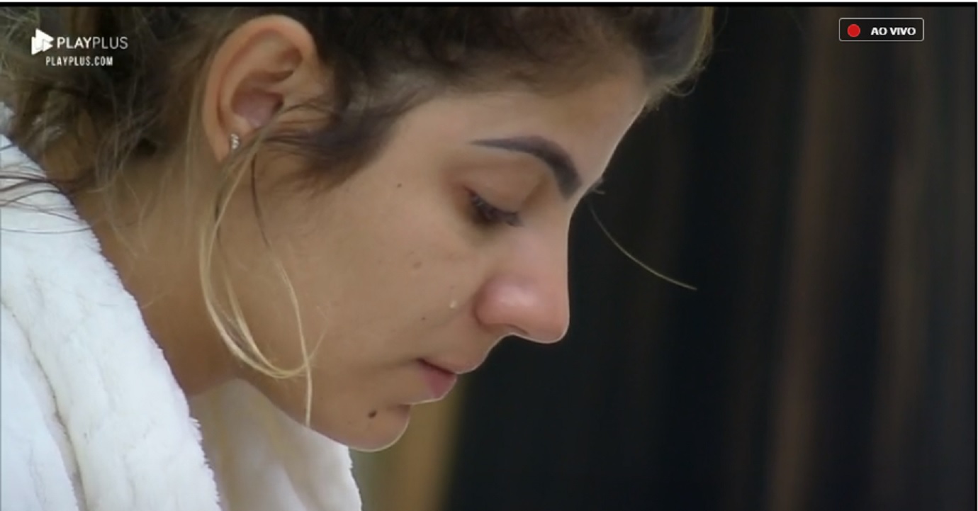 Hariany Almeida cai no choro em A Fazenda 11