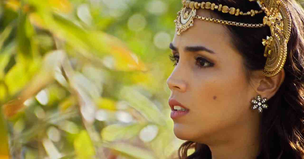 Pérola Faria como Kassaia em O Rico e Lázaro (Reprodução / Record TV)