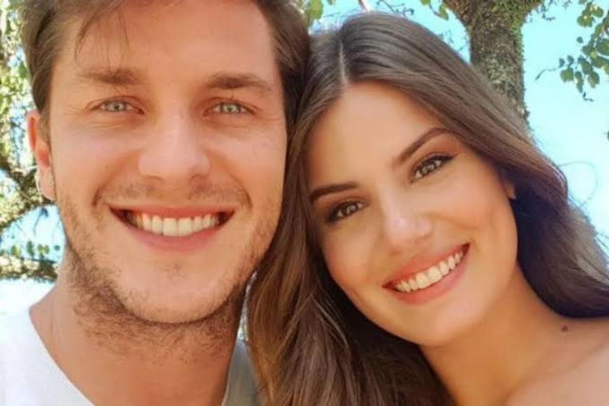 Klebber Toledo e Camila Queiroz