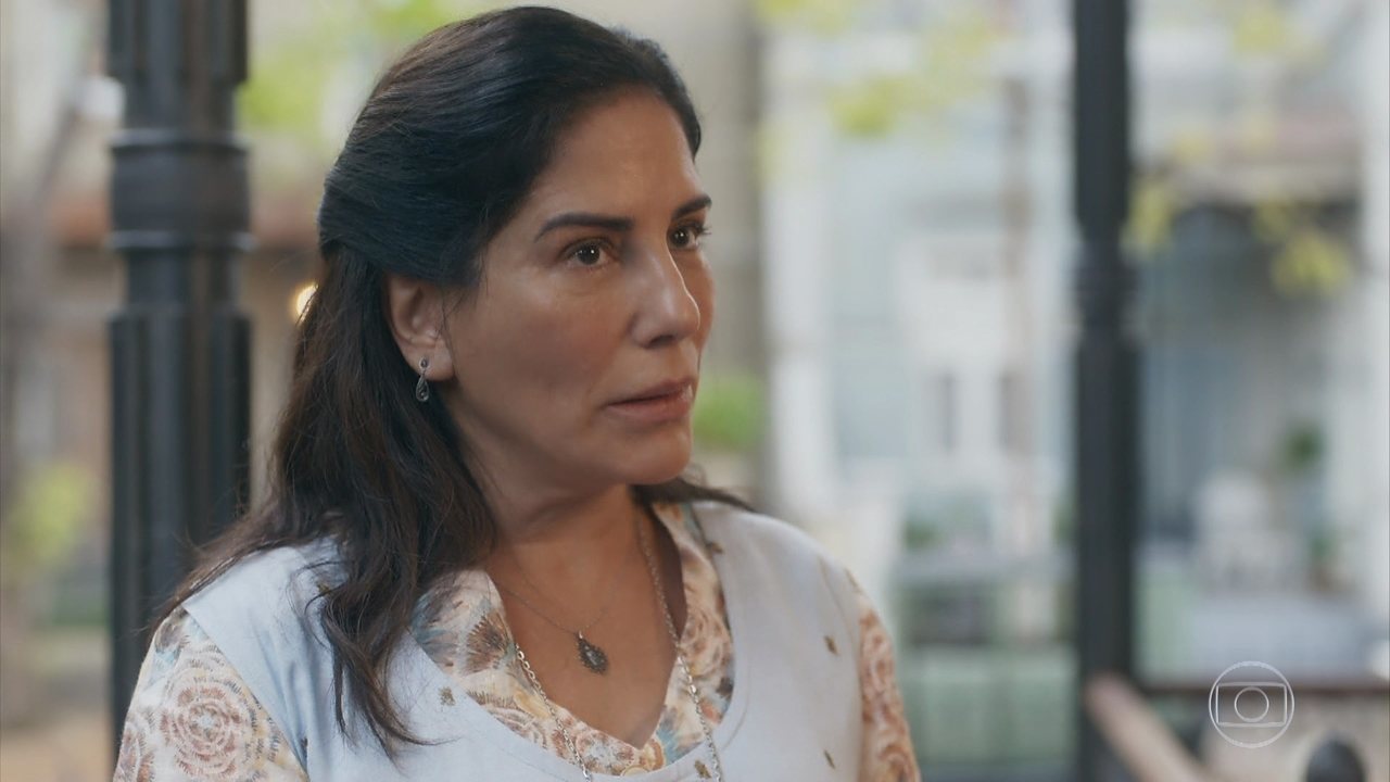 Lola (Gloria Pires) recebe visita inesperada em Éramos Seis