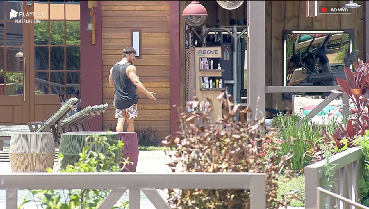 Lucas Viana durante tarefa em A Fazenda 11
