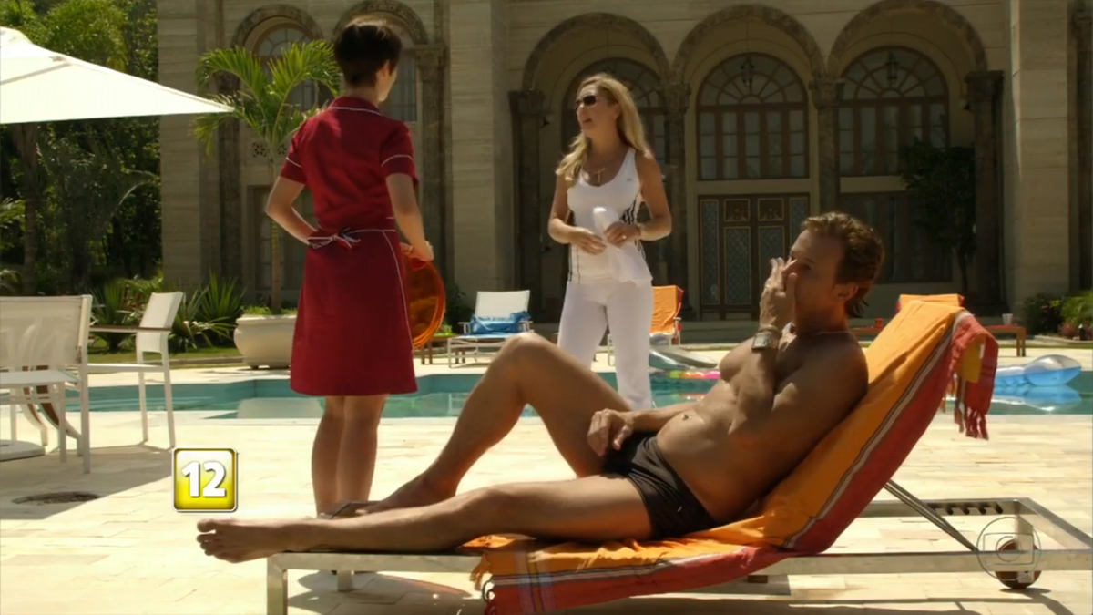 Nina (Débora Falabella), Carminha (Adriana Esteves) e Max (Marcello Novaes) em Avenida Brasil
