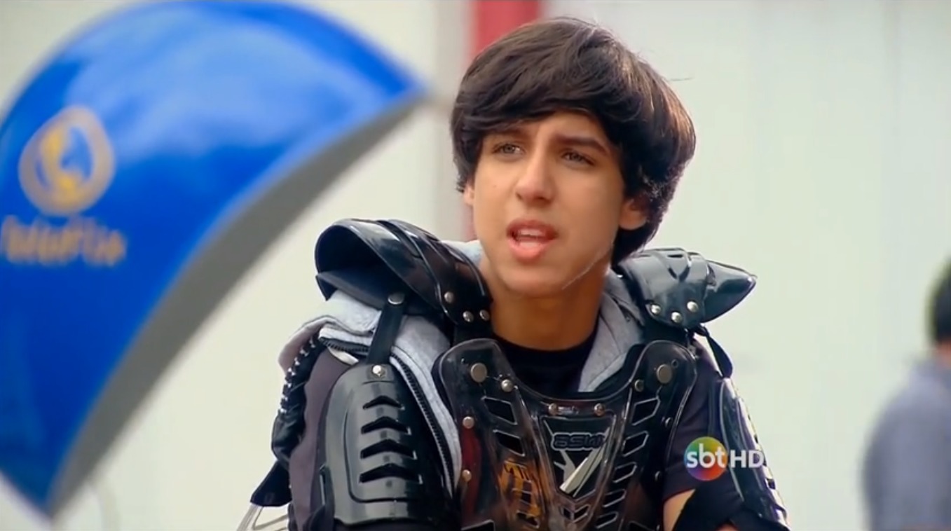 Omar (Luckas Moura) em cena de Cúmplices de um Resgate.