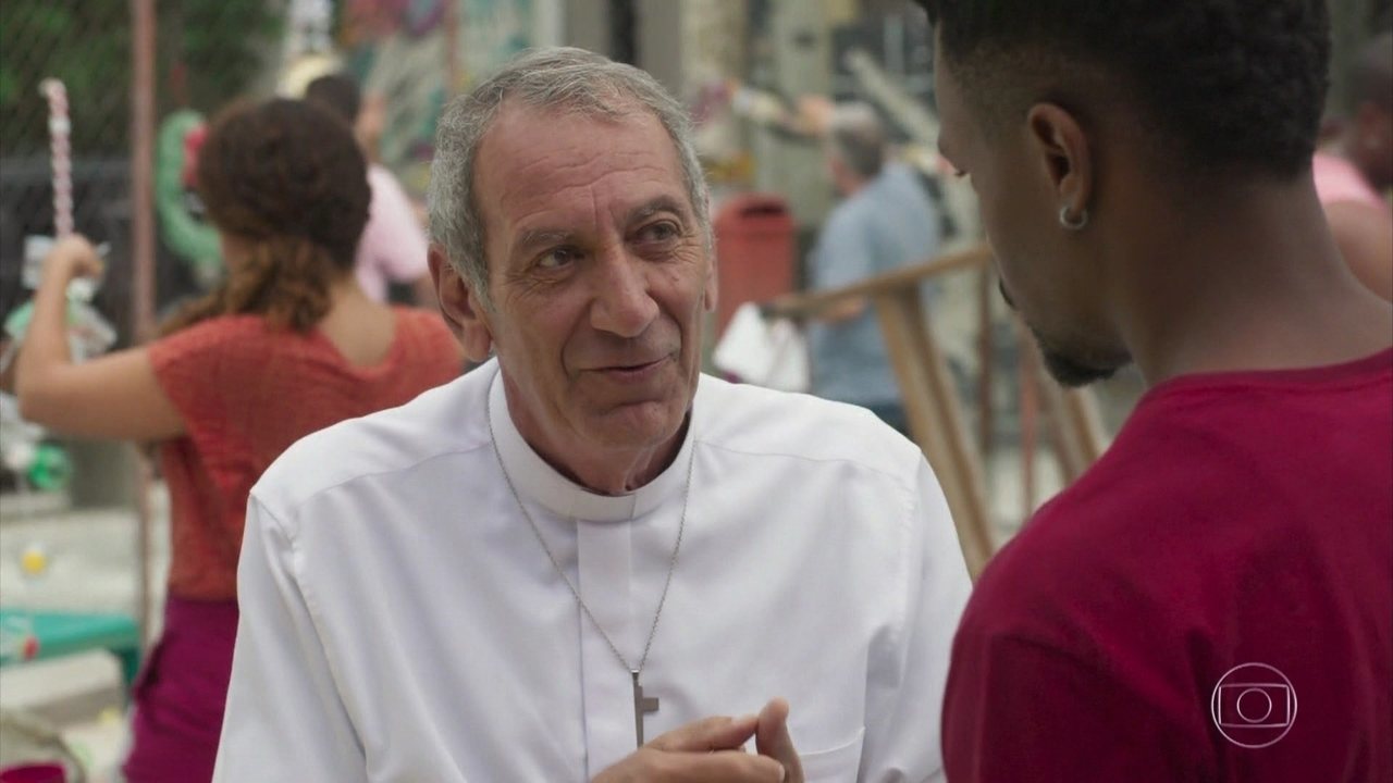 Padre Paulo (Guti Fraga) e Ramon (David Júnior) em Bom Sucesso