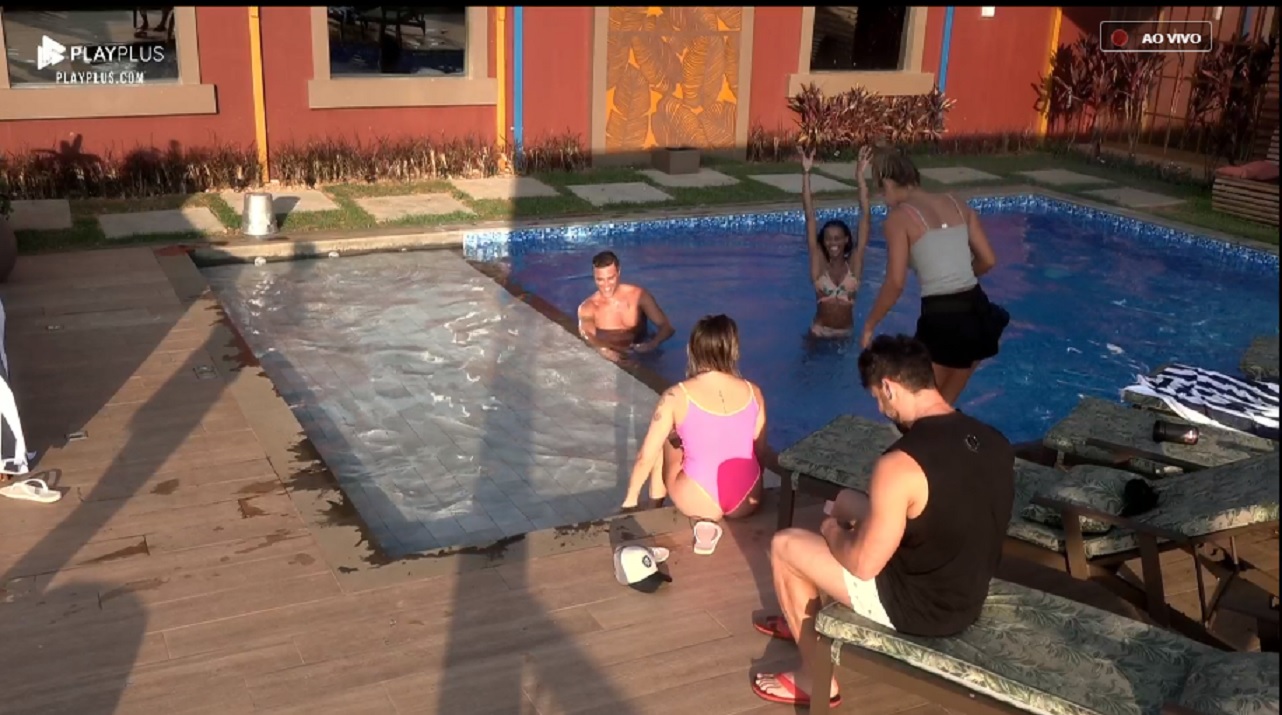 Peões na piscina em A Fazenda 11