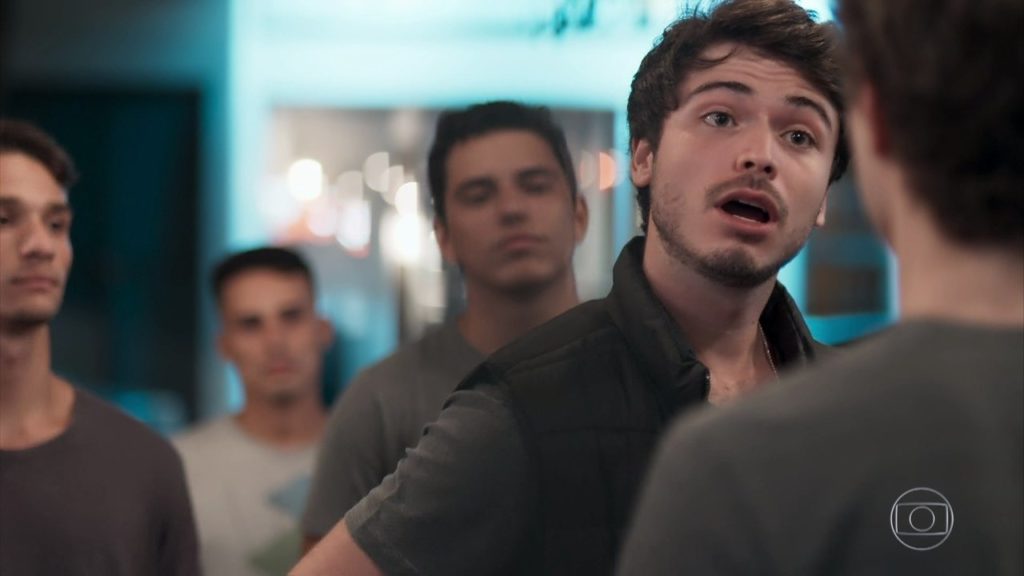 Rafa (Marcelo Arnal) ameaça Gabriel (Luis Galves) em Malhação Viva a Diferença (1)