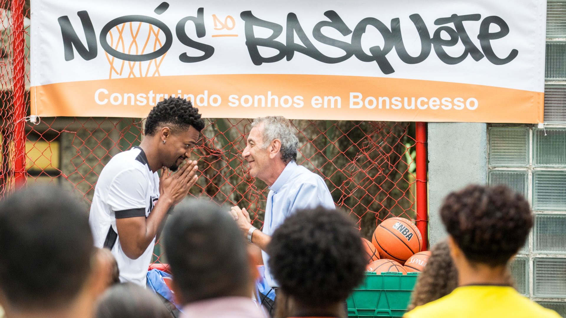 Ramon (David Junior) e Padre Paulo (Guti Fraga) em Bom Sucesso
