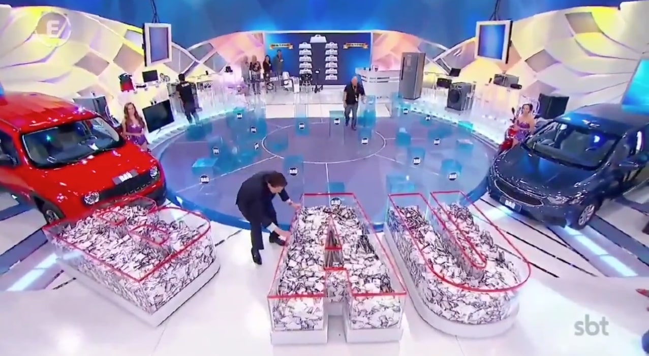Silvio Santos faz bagunça no palco de seu programa (Reprodução/SBT)