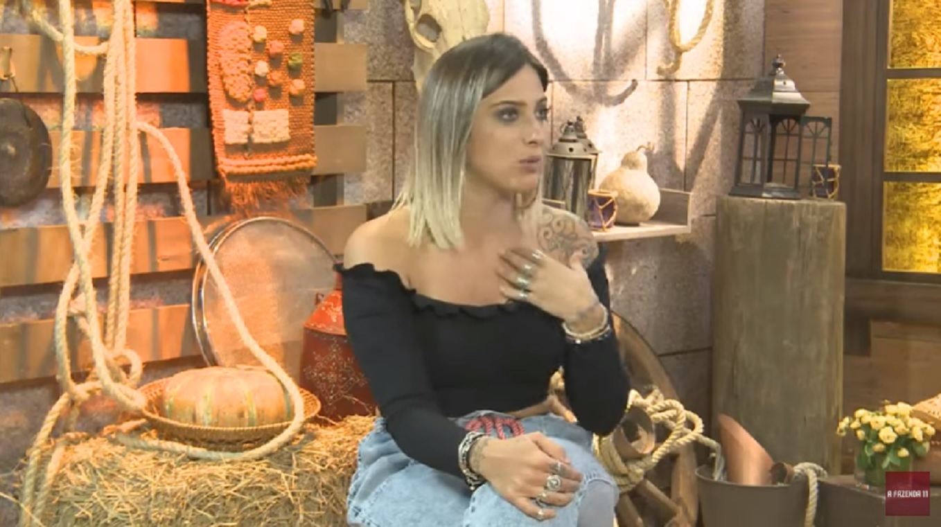 Tati Dias durante live dos eliminados