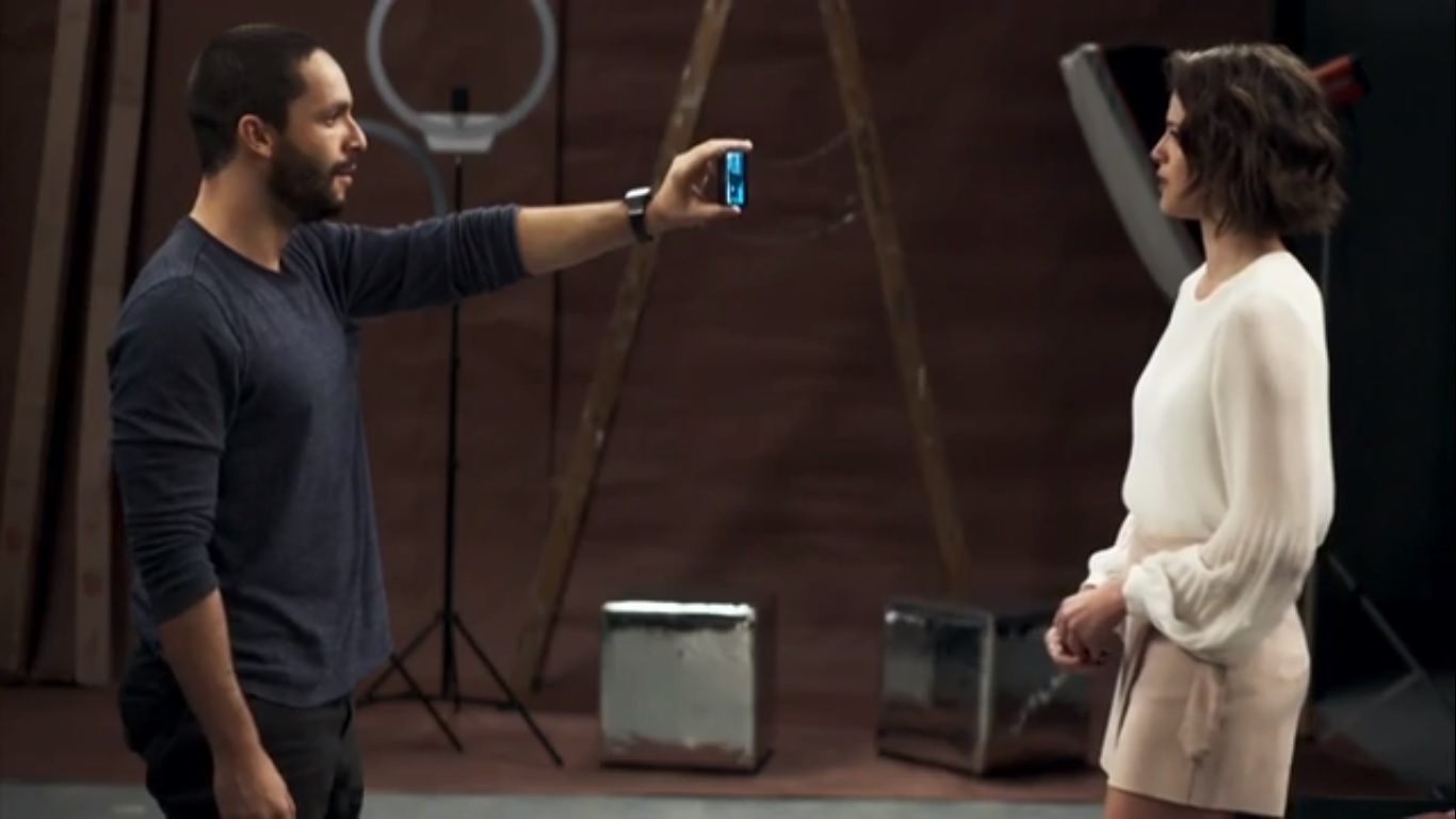 Téo (Rainer Cadete) e Josiane (Agatha Moreira) de A Dona do Pedaço