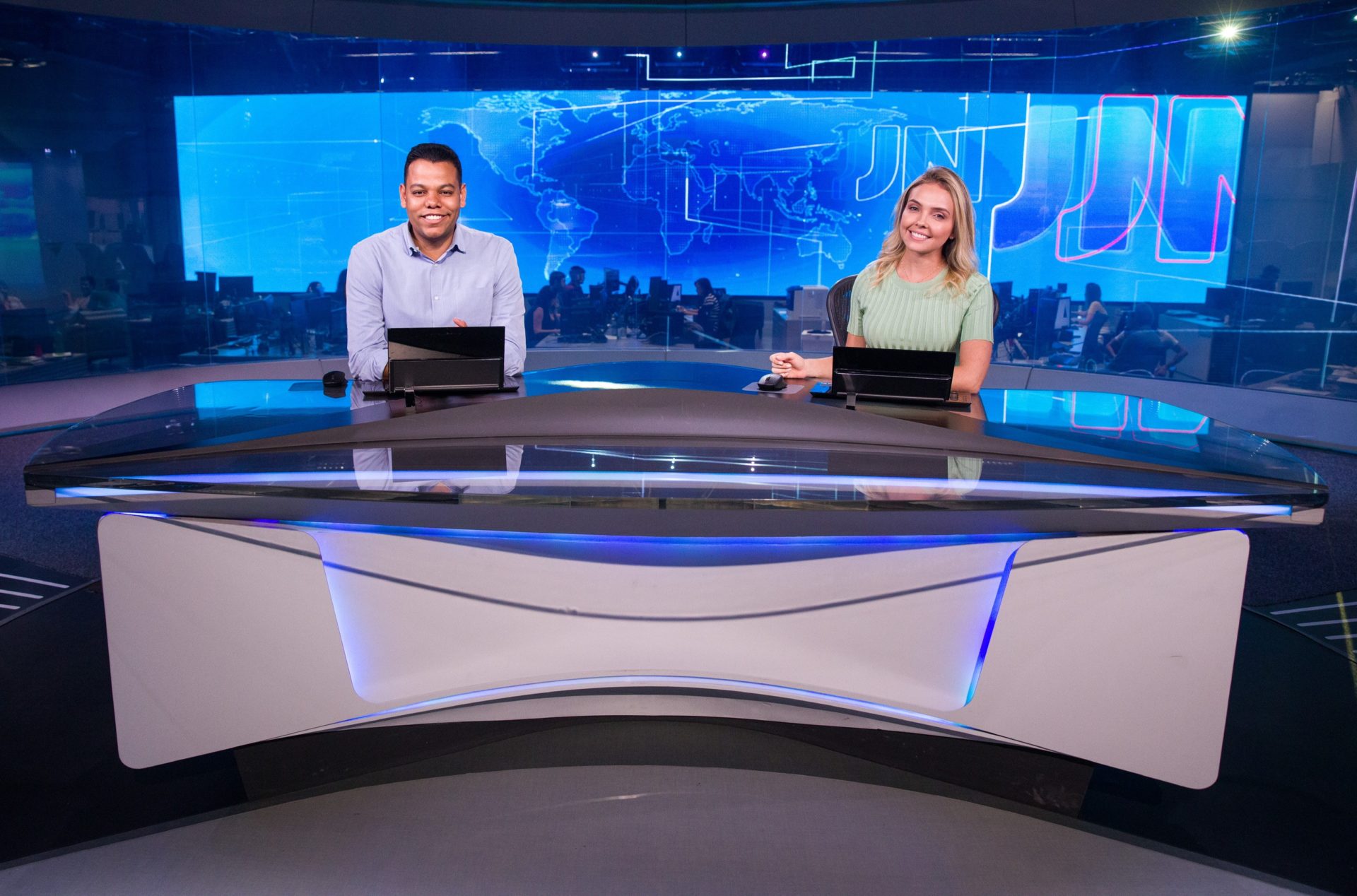 Tiago Rogeh, de Tocantins, e Taís Lopes, do Ceará, na bancada do JN