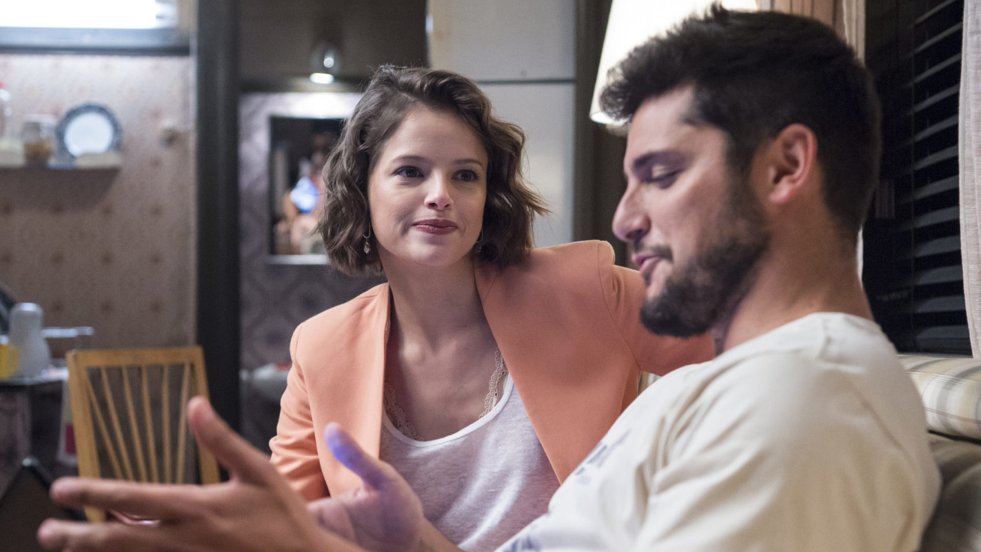 Josiane (Agatha Moreira) e William (Bruno Gissoni), que cobra pelo serviço em A Dona do Pedaço