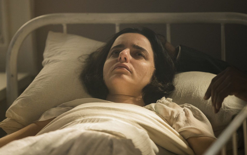 Justina (Julia Stockler) internada em Éramos Seis
