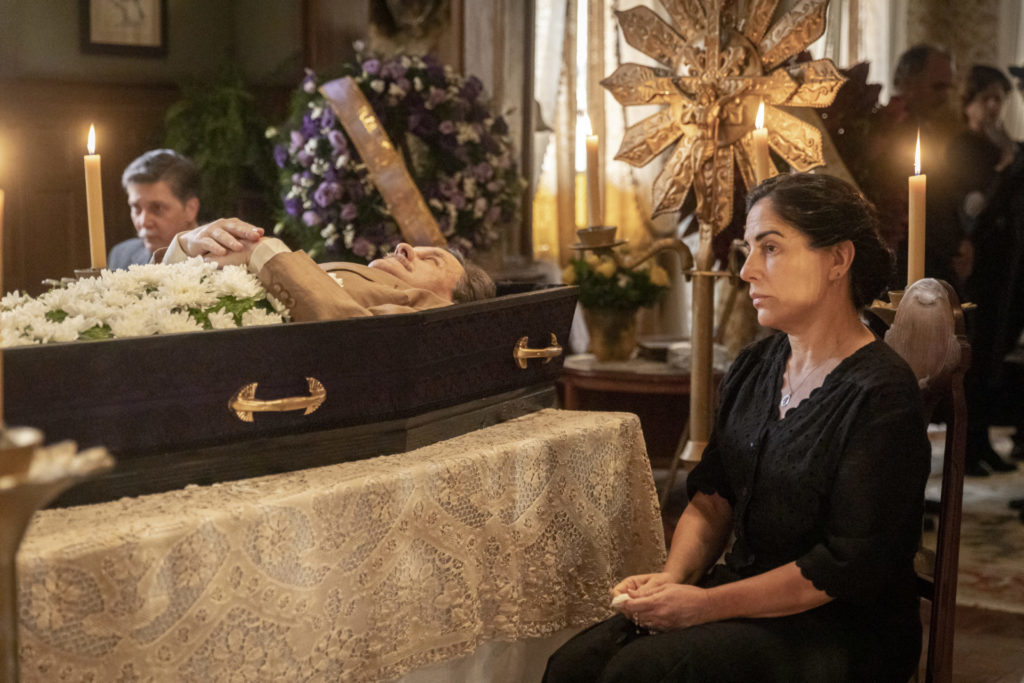 Velório de Júlio (Antonio Calloni). Lola (Gloria Pires) desolada, próxima ao caixão em Éramos Seis