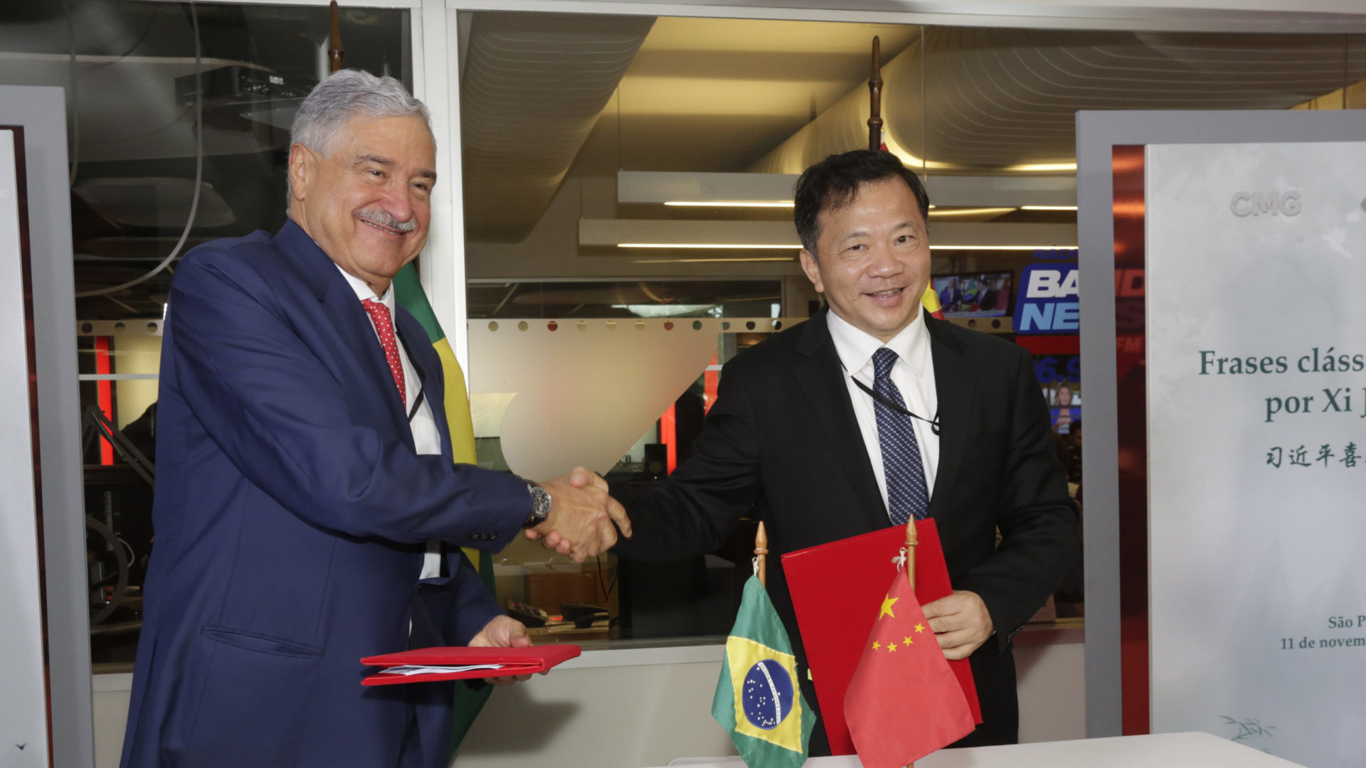 João Carlos Saad e Shen Haixiong assinam o acordo (Kelly Fuzaro / Band)
