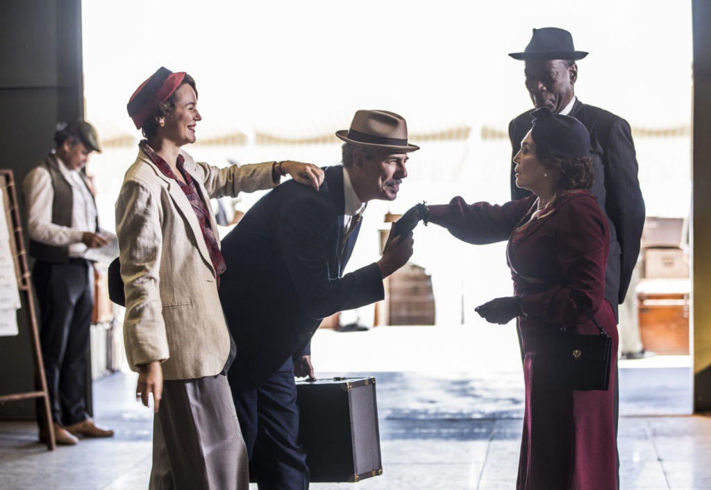 Adelaide (Joana de Verona) chega ao porto de Santos. Emília (Susana Vieira) e Higino (Thiago Justino) a esperam em Éramos Seis
