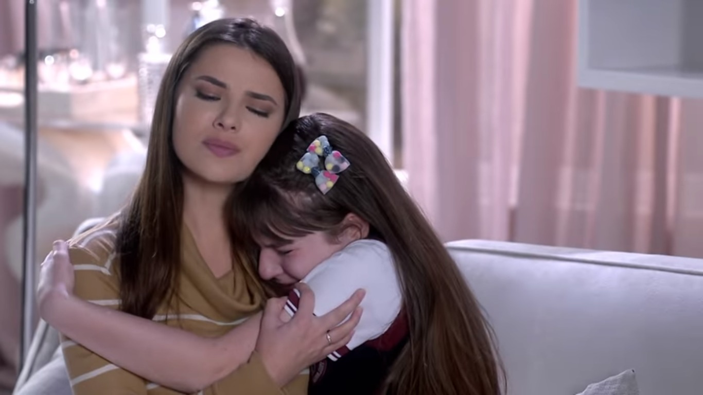 Thaís Melchior e Sophia Valverde em cena de As Aventuras de Poliana (Reprodução / YouTube)