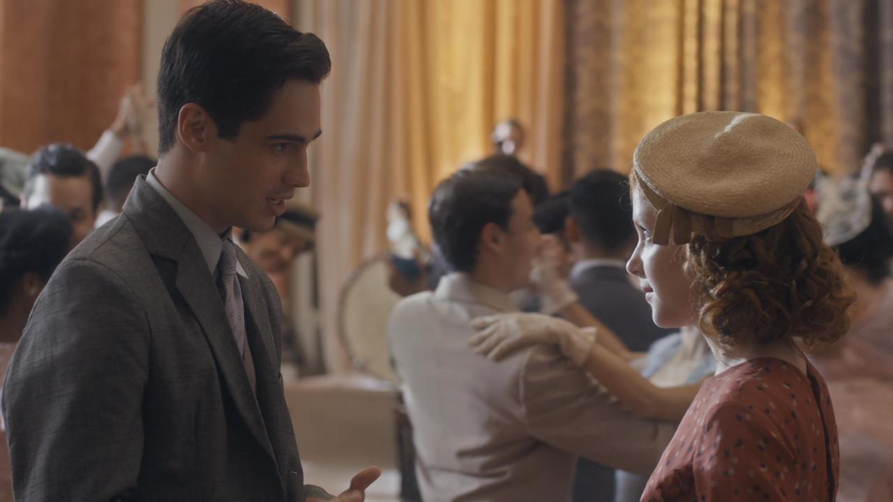 Carlos (Danilo Mesquita) e Mabel (Carla Nunes) em Éramos Seis