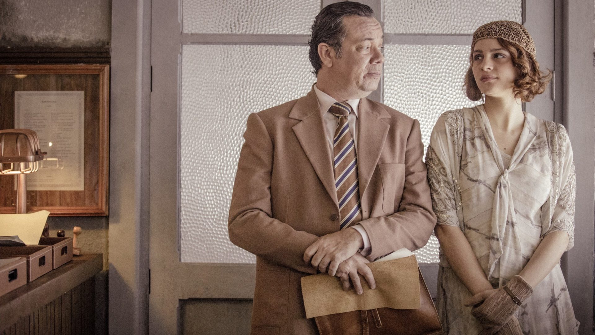 Catarina (Lara Tremouroux) com Gorgulho (Marcio Vito) no jornal em Filhos da Pátria