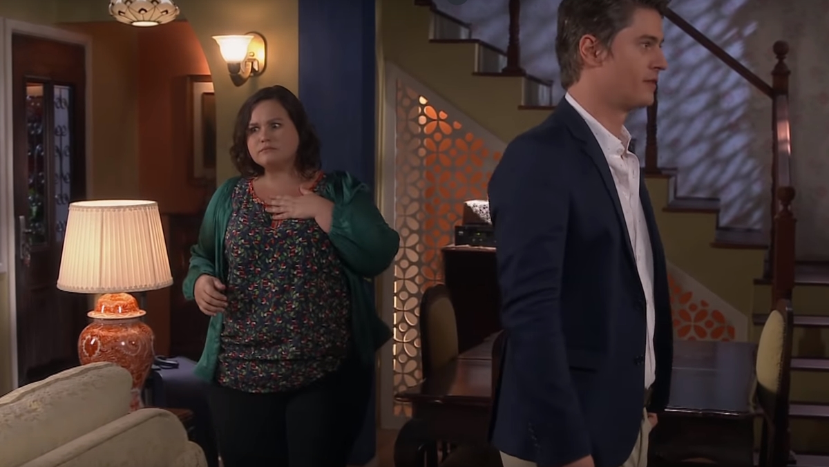 Nanci se espanta com a presença de Waldisney em sua casa (Reprodução: SBT)
