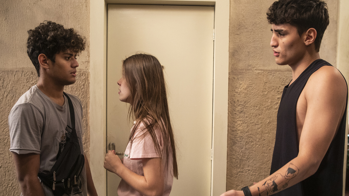 Cléber (Gabriel Santana), Anjinha (Caroline Dallarosa) e Tatoo (Caian Zattar) em Malhação